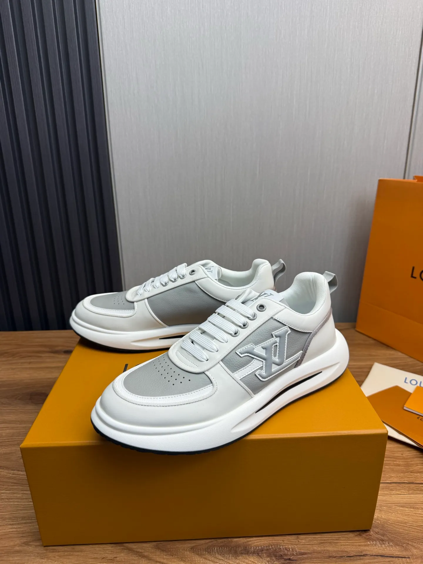 Men's shoes 💰820💰 Lv. Top purchasing agent 🇮🇹 Louis Vuitton, sports shoes counter synchronization, uppers imported from Italy, high-quality splicing and complex handicrafts, imported mesh pads are soft and comfortable, soles: original factory special soles, TPU exclusive movable molded soles super comfortable, original factory single goods, 🔍🔍high quality, you can enter and exit the counter at will, welcome to compare, code number 38-44 (Customized 38.45)